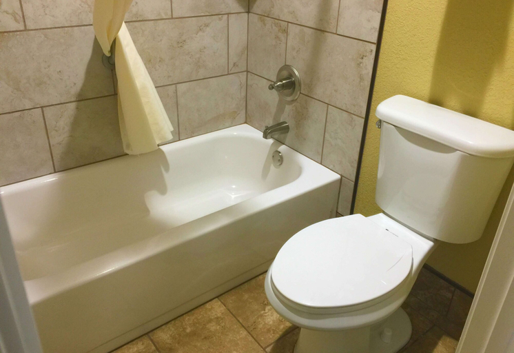 Bathroom 5, Howard Johnson by Wyndham Pigeon Forge, Sevier