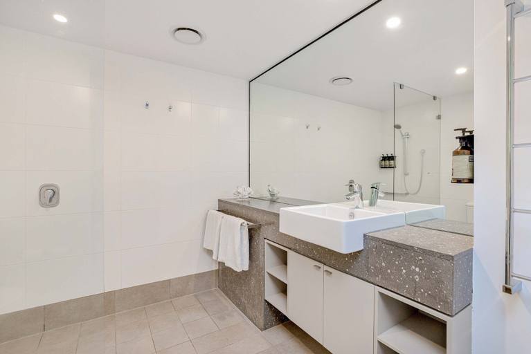 Bathroom 4, Peppers Beach Club, Douglas