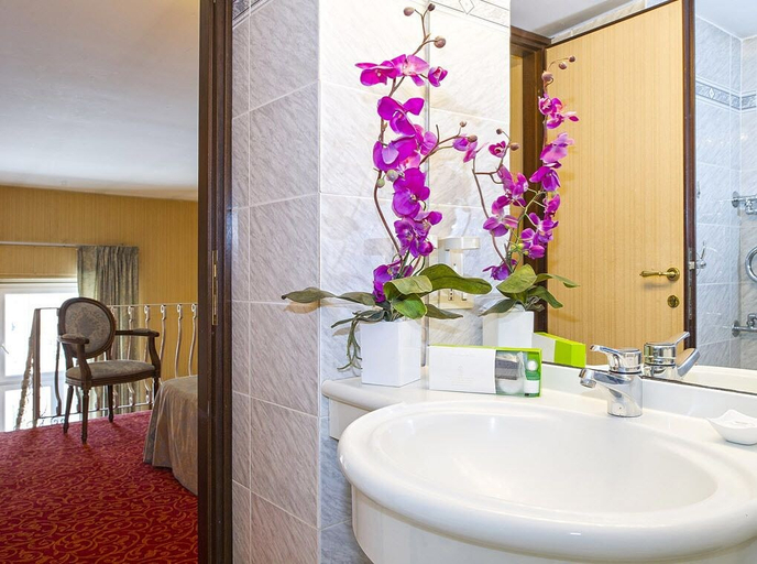Bathroom 5, Grande Albergo Quattro Stagioni, Rieti