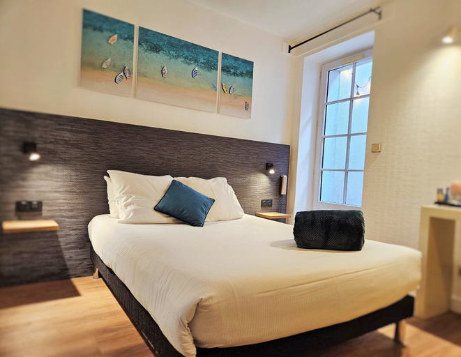 Bedroom 3, Hotel Du Port, Charente-Maritime