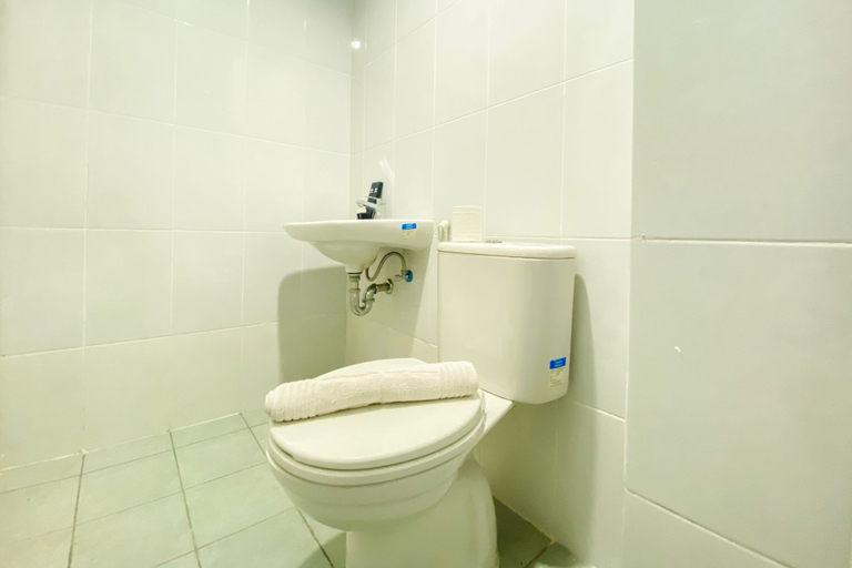 Bathroom 5, Comfort 1Br At Patraland Urbano Apartment, Bekasi