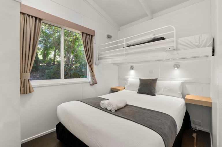Bedroom 2, Bright Riverside Holiday Park, Alpine - East