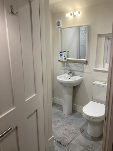 Bathroom 5, Beautiful 1-bed Studio in London, London