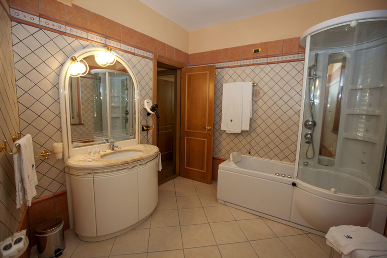 Bathroom 5, Hotel I Gigli, Napoli