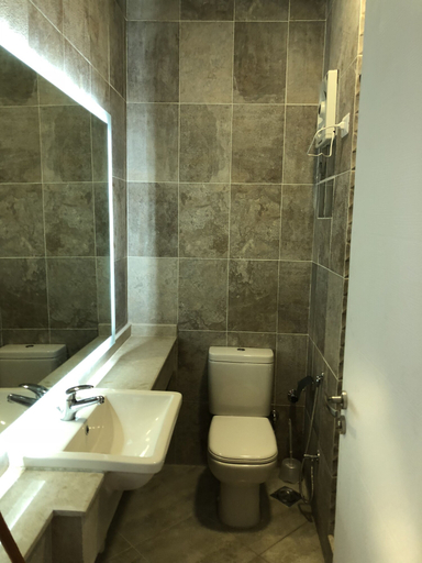 Bathroom 3, Ein Bay Appartment, 'Ataqah