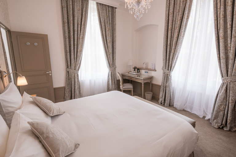 Bedroom 2, Château de Montabert, Aube