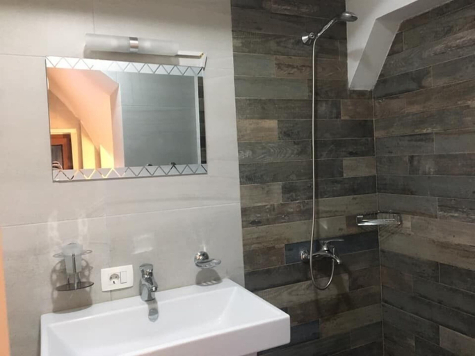 Bathroom, Meshtekna, Štrpce