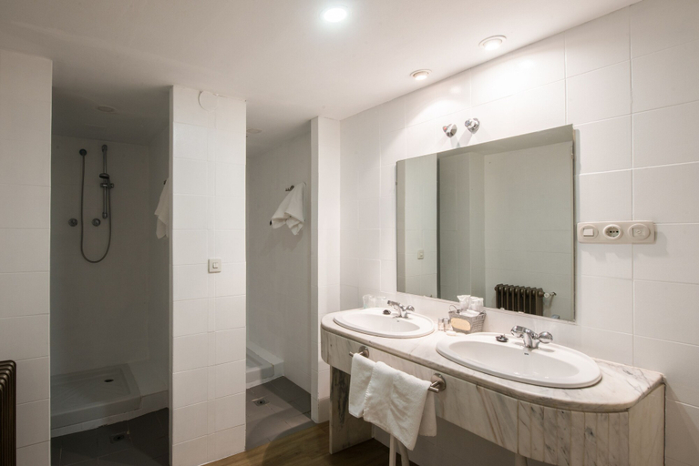 Bathroom 5, Mont Blanc, Granada