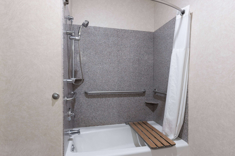 Bathroom 3, Baymont by Wyndham Pratt, Pratt