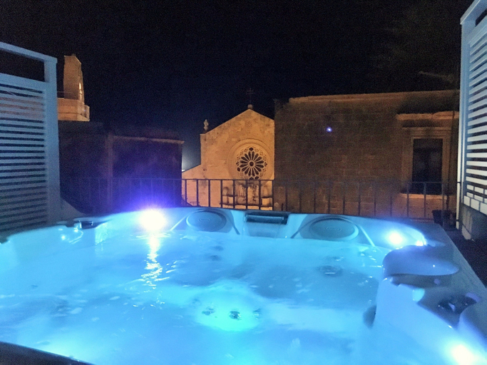 Jetted tub 4, Cathedral Suite, Lecce
