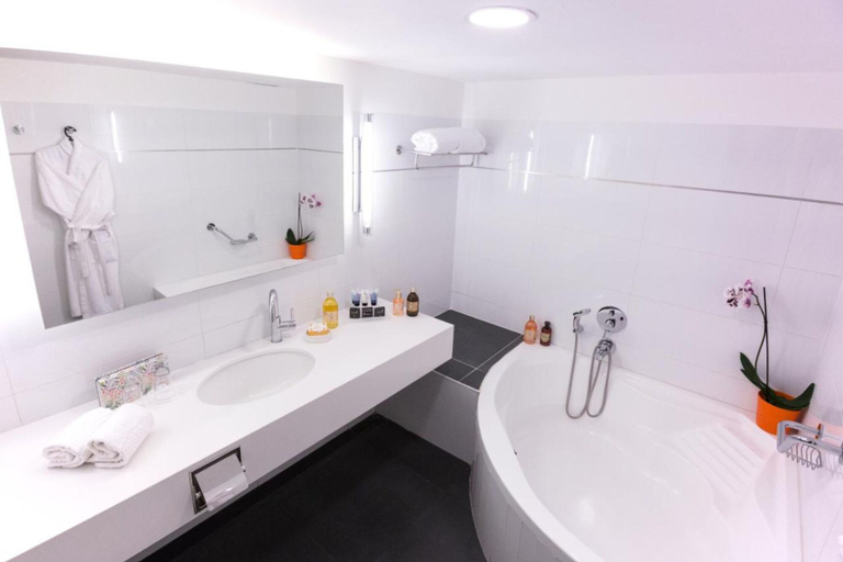 Bathroom 5, Seasons Hotel - Resort on The Beach