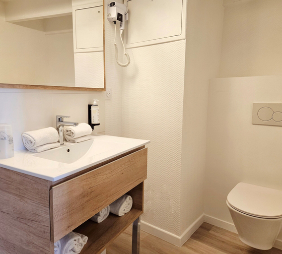 Bathroom 4, Hotel Du Port, Charente-Maritime
