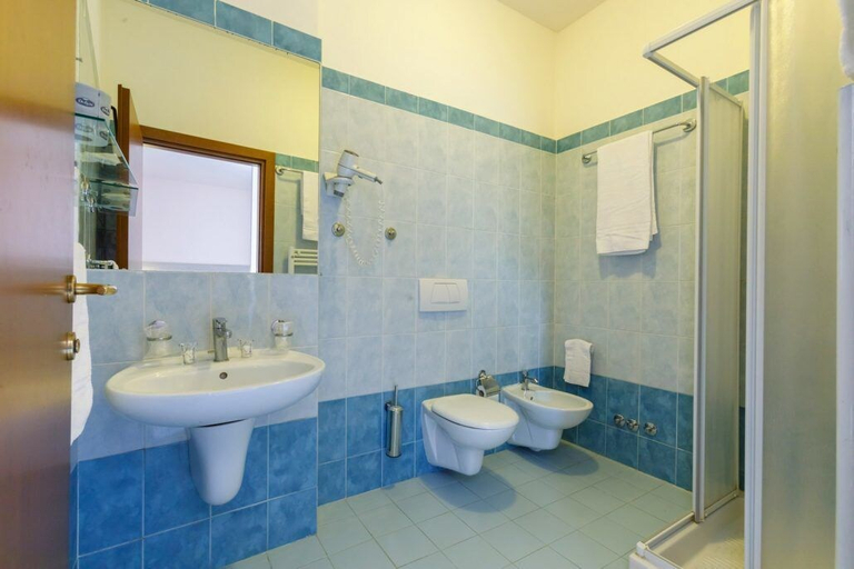 Bathroom 3, Hotel Royal, Rimini