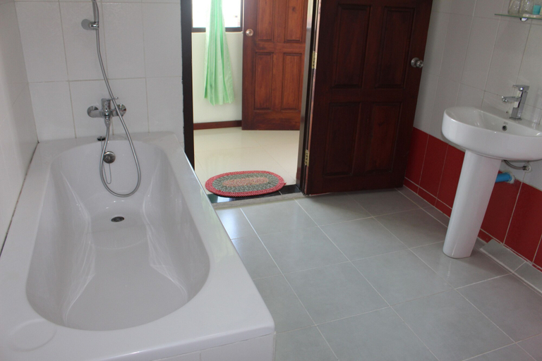 Bathroom 4, Golden Dream Hotel, Taunggye