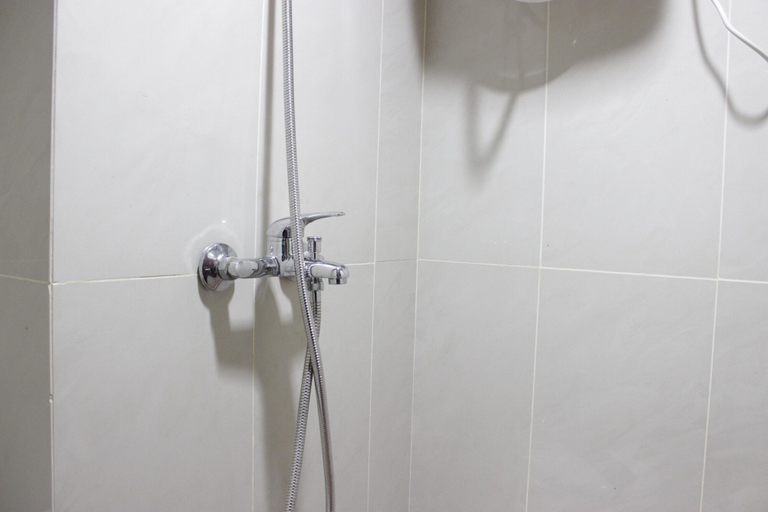 Bathroom 5, Comfy Studio Room at Taman Melati Jatinangor By Travelio, Sumedang