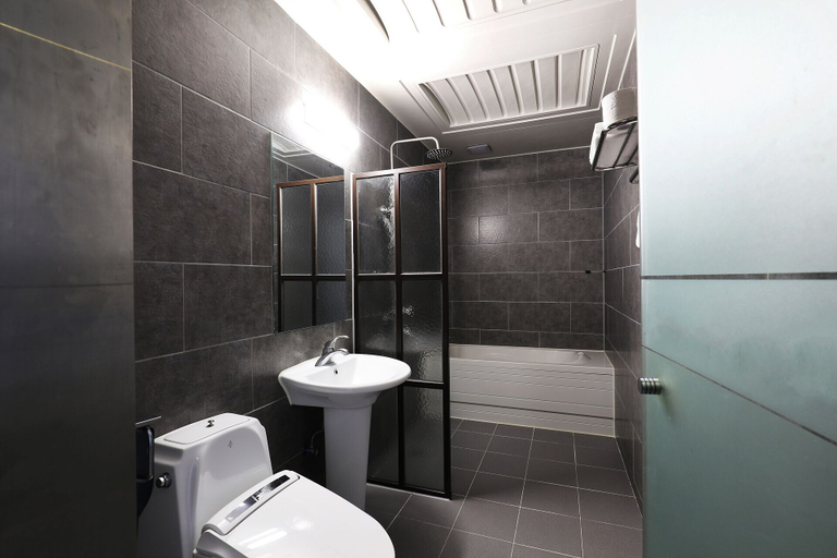 Bathroom 4, Bolton Hotel, Gwangsan
