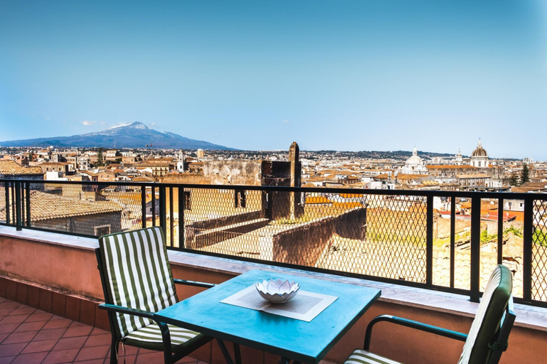 Room 3, Terrazza con Vista Etna e Centro Storico by Wonderful Italy, Catania