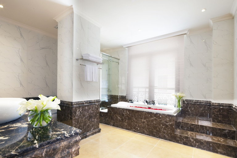 Bathroom 5, MerPerle Crystal Palace Hotel, District 7
