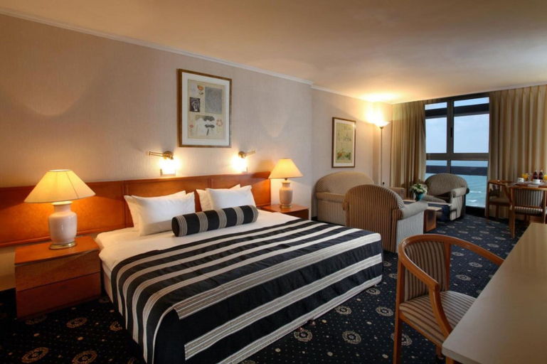 Bedroom 4, Seasons Hotel - Resort on The Beach