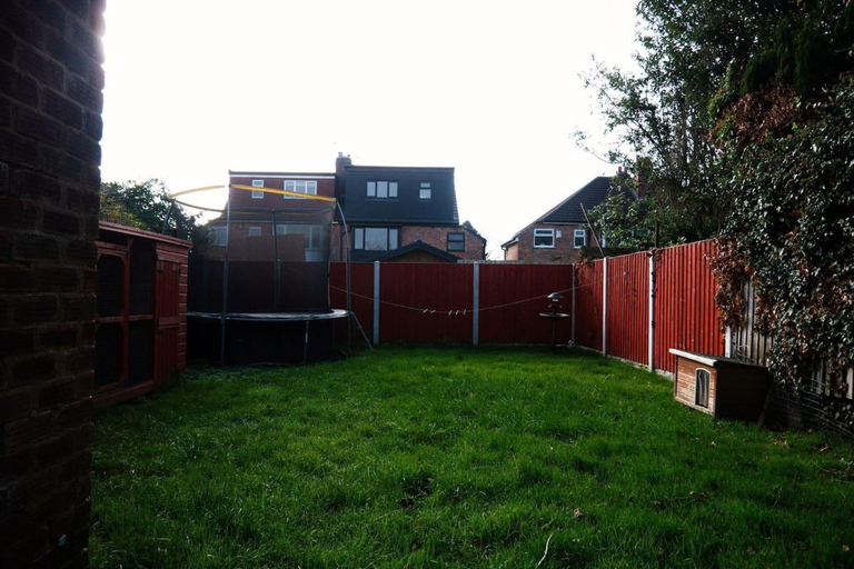 Property grounds 2, Captivating 3-bed House in Birmingham, Birmingham