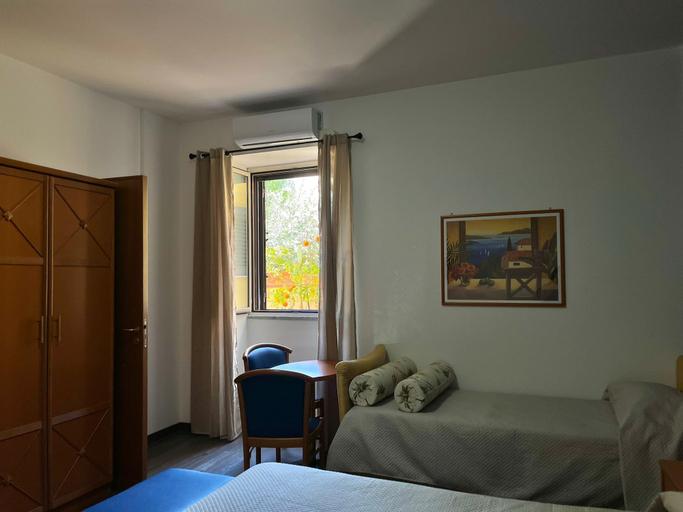 Bedroom 4, Hotel d'Orleans, Palermo