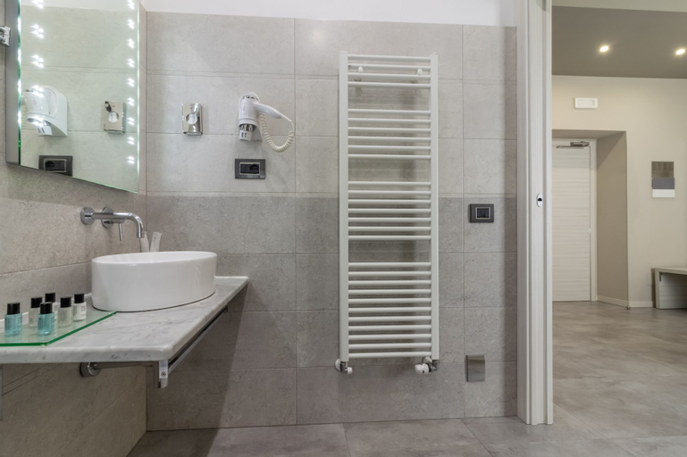 Bathroom 16
