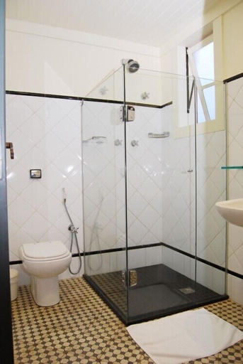 Bathroom 3, Hotel Quadrado, Santa Bárbara