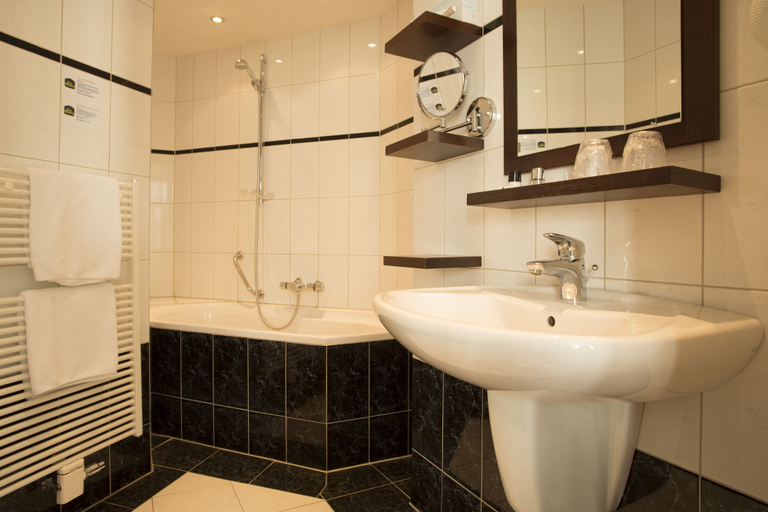 Bathroom 4, Hotel Restaurant De Zwaan, Raalte