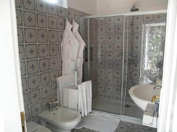 Bathroom 5, Hotel La Piazza, Messina