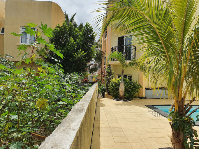 Property grounds 2, Captivating 3-Bed Apartment in Flic en Flac, Black River