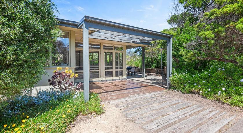 Idyllic 4-Bed House Near the Beach, Mornington P'sula - South