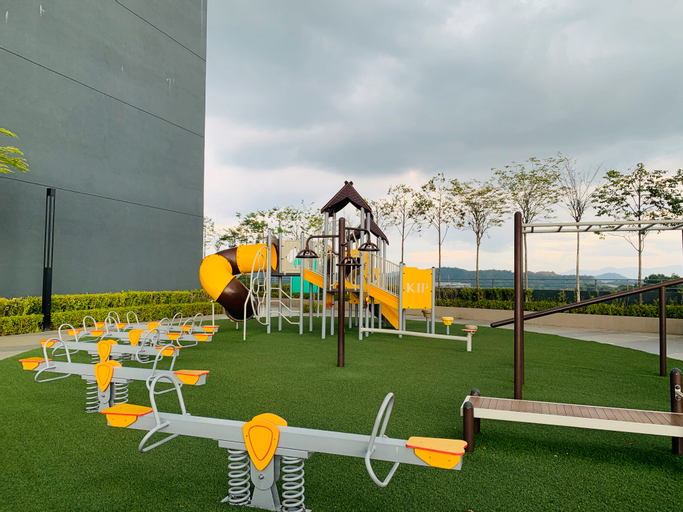 Family & Kids 5, CoreSoho Suite by BKAstaycation KotaWarisan Sepang KLIA Airport Transit Free Wifi Free Netflix, Sepang