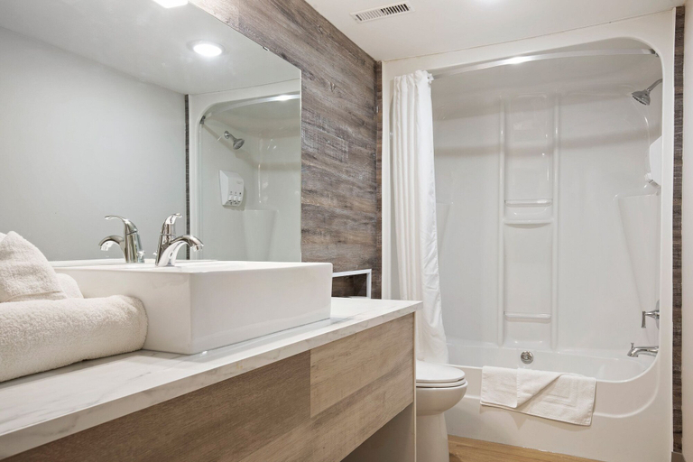 Bathroom 4, Highliner Hotel & Conference Centre, Skeena-Queen Charlotte