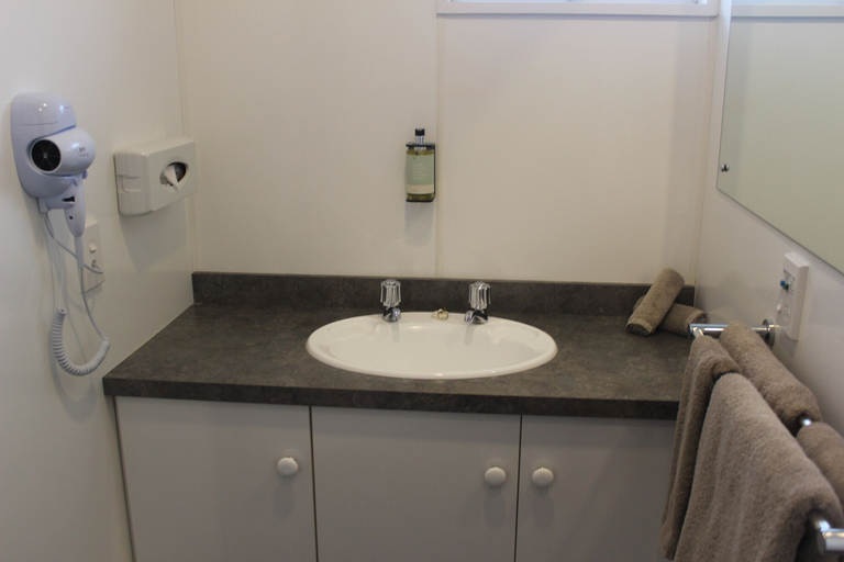 Bathroom 4, Riverlea Motel, Gore