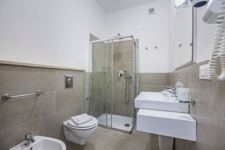 Bathroom 5, Villaggio Baia d'Ercole, Vibo Valentia