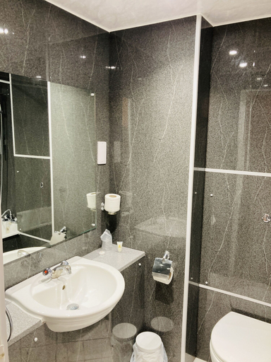 Bathroom 3, Britannia Hotel Newcastle Airport, Northumberland