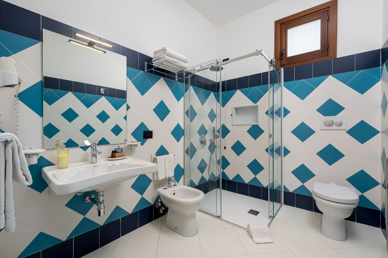 Bathroom 4, Hotel Sicilya, Trapani