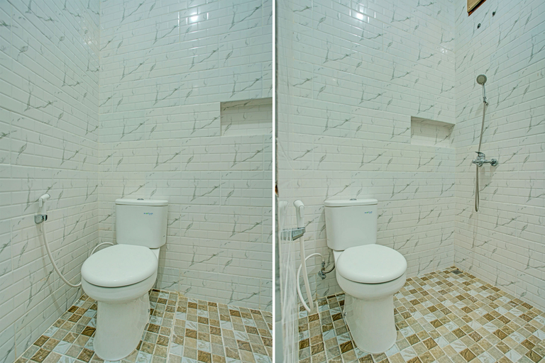 Bathroom 3, OYO 92990 Nena Kostel Syariah, Padang