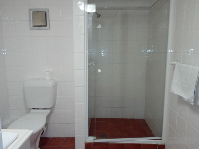 Bathroom 5, Lake Central, Cairns