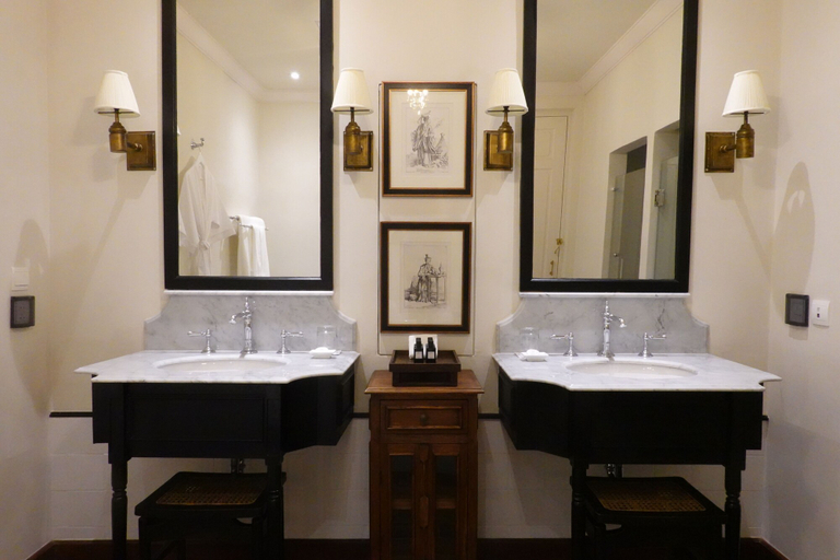 Bathroom 3, Sela, Hang Dong