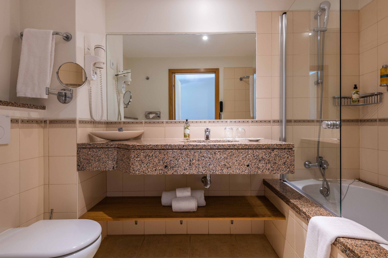 Bathroom 5, Vale d'Oliveiras Quinta Resort & Spa, Lagoa
