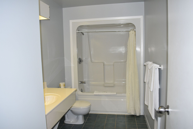 Bathroom 4, Dundee Resort, Richmond