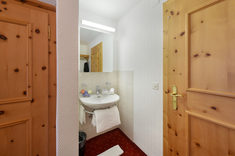 Bathroom 4, Hotel Steinbock, Maloja