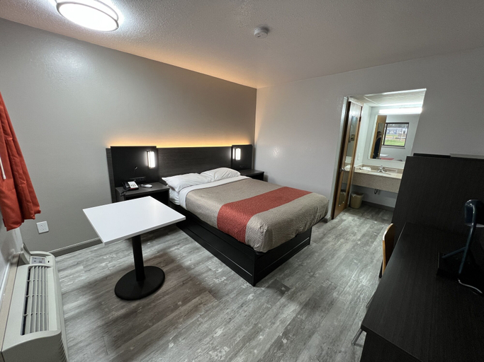 Bedroom 3, Motel 6 Dyersburg, TN, Dyer