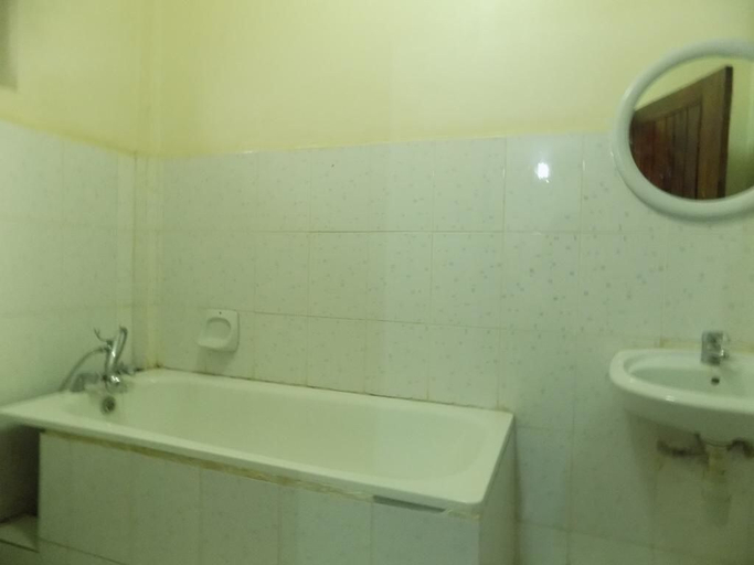 Bathroom 3, Pride Travellers Hotel, Buwekula