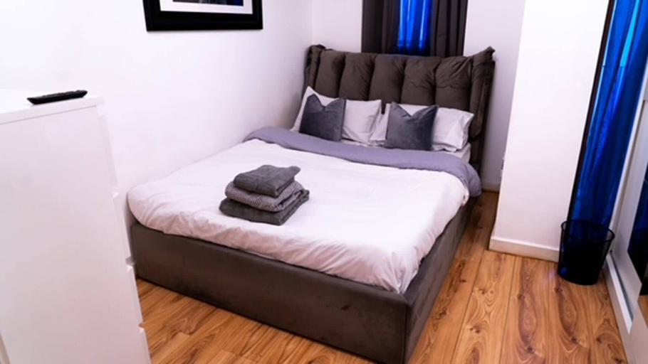 Room 3, East London 1-bed Apt, Sleeps 2, With Parking, London