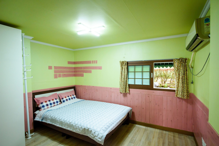 Bedroom, Dalbit Maru Pension, Namhae