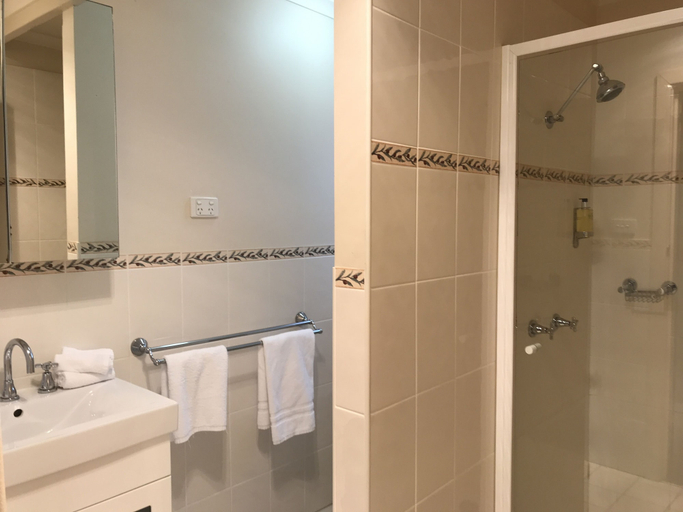 Bathroom 4, McCaffrey's Estate, Singleton