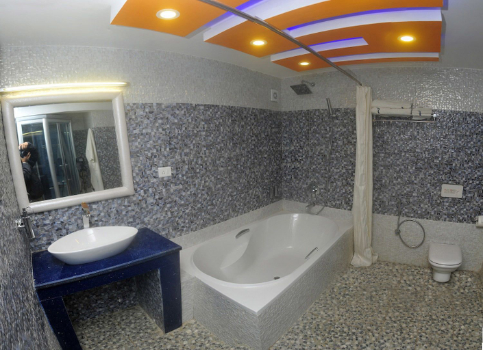 Bathroom 4, Royal Penguin Boutique Hotel & Spa, Bagmati