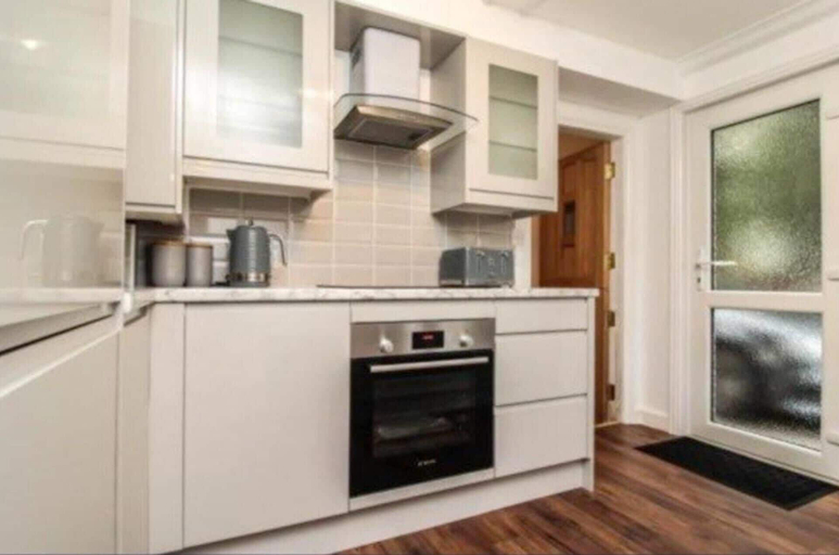 Others 5, Charming 2-bed Apartment in Brentwood Free Parking, Essex